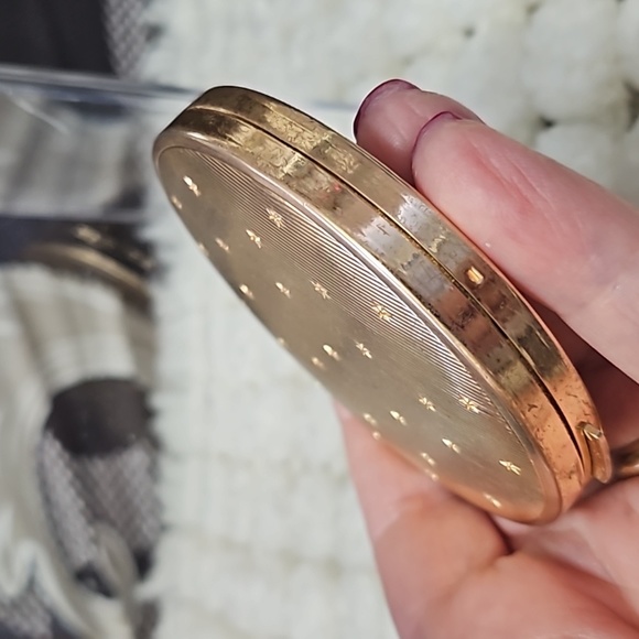Vintage Elizabeth Arden 1960 Goldtone powder compact, 2.75 " made in Switzerland - Picture 5 of 9
